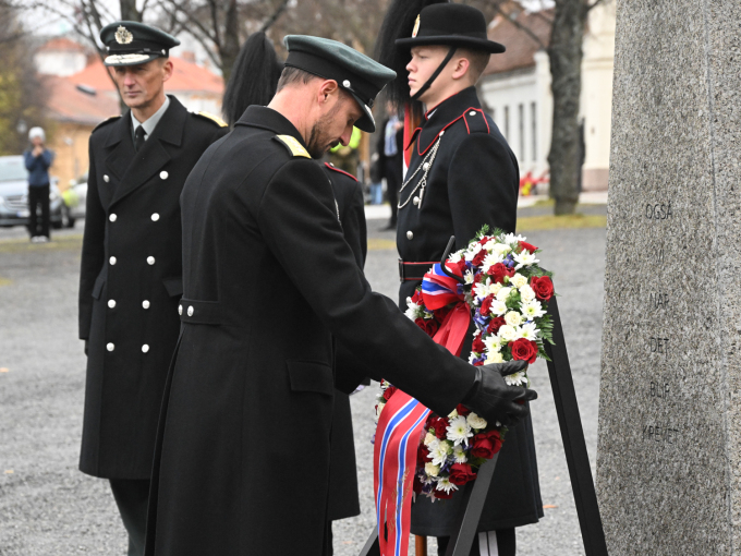 Kronprins Haakon la ned krans på Akershus festning til minne om alle som har mistet livet i tjeneste for Forsvaret og Norge. Foto: Sven Gj. Gjeruldsen, Det kongelige hoff